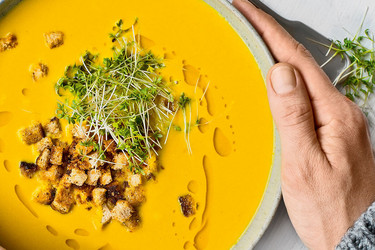 Bohnensuppe mit Kurkuma und Ingwercroutons