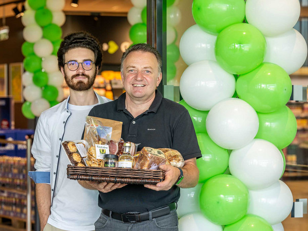 Sohn David unterstützt seinen Vater Arno Riedl im frisch renovierten ADEG Markt im EUCO Center in Wolfsberg tatkräftig.