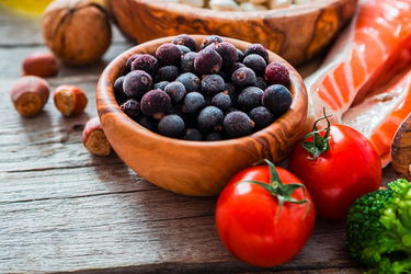 Frische Gewürze, Tomaten, Fisch auf Holztisch