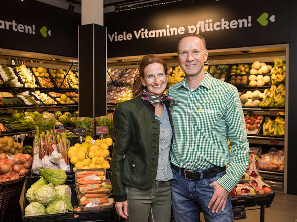 ADEG Vorderegger_Bild 01: Andreas und Christine Vorderegger in ihrem neuen ADEG Markt. Credits: ©REWE Großhandel GmbH/Neumayr/Leo